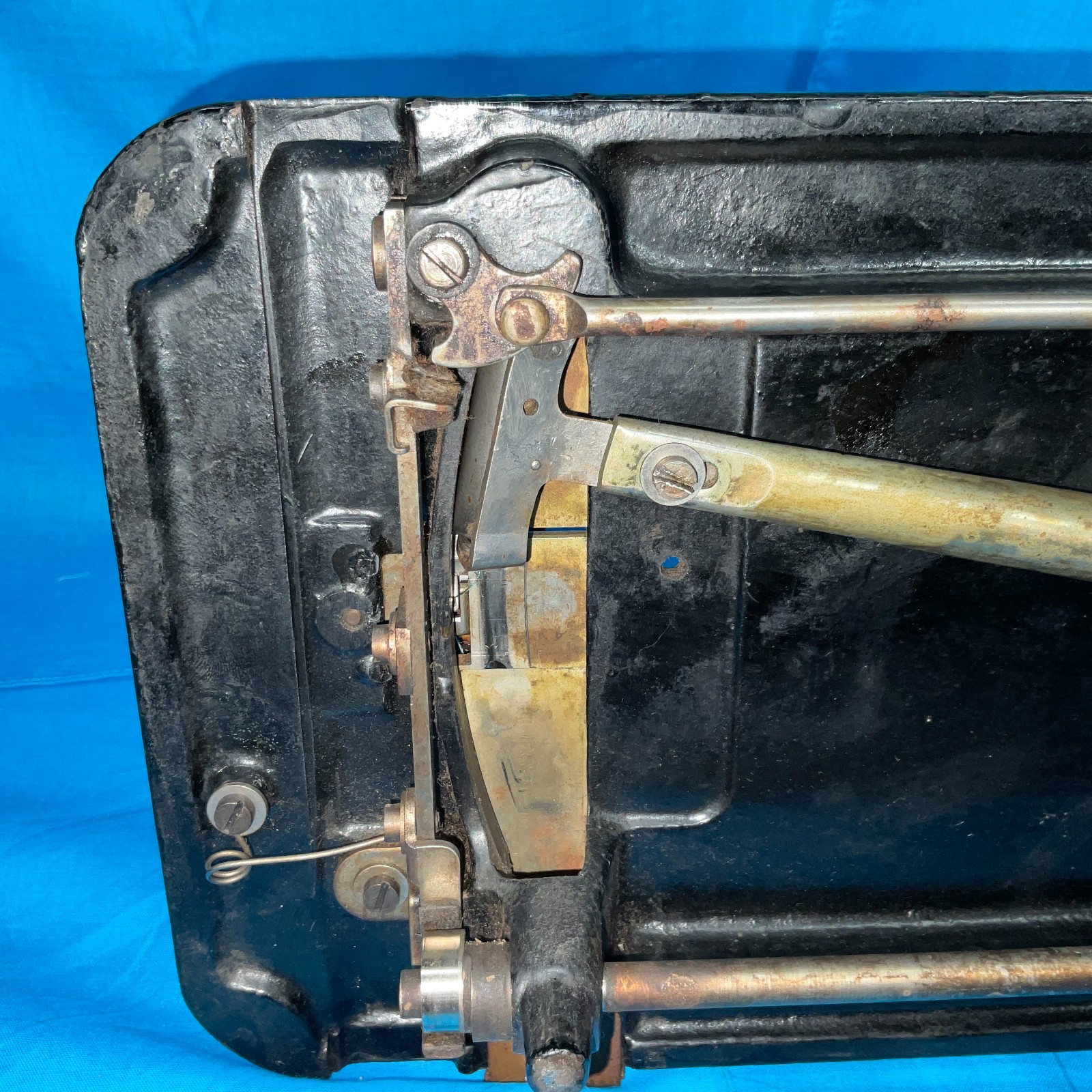 Corona Vibrating Shuttle Sewing Machine – AG Mason – Antique – Tested & Sewing