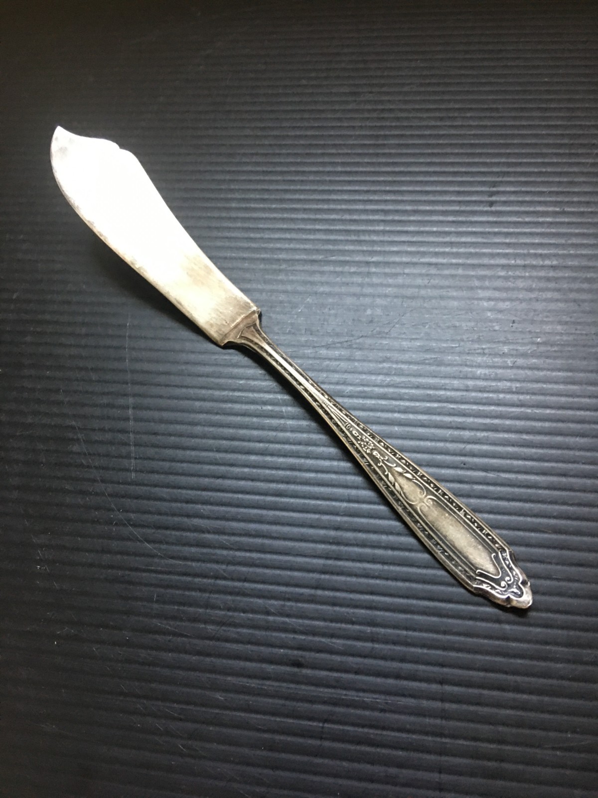 Antique 1900s unmarked Silver-plated Butter Knife Ornate Handle 7.25″L x 1″W
