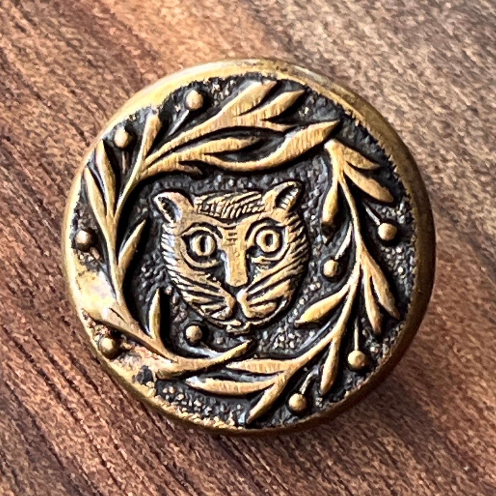 Antique “Panther In The Woods” Button Brass Tight Top Tiger Cat Face 5/8″