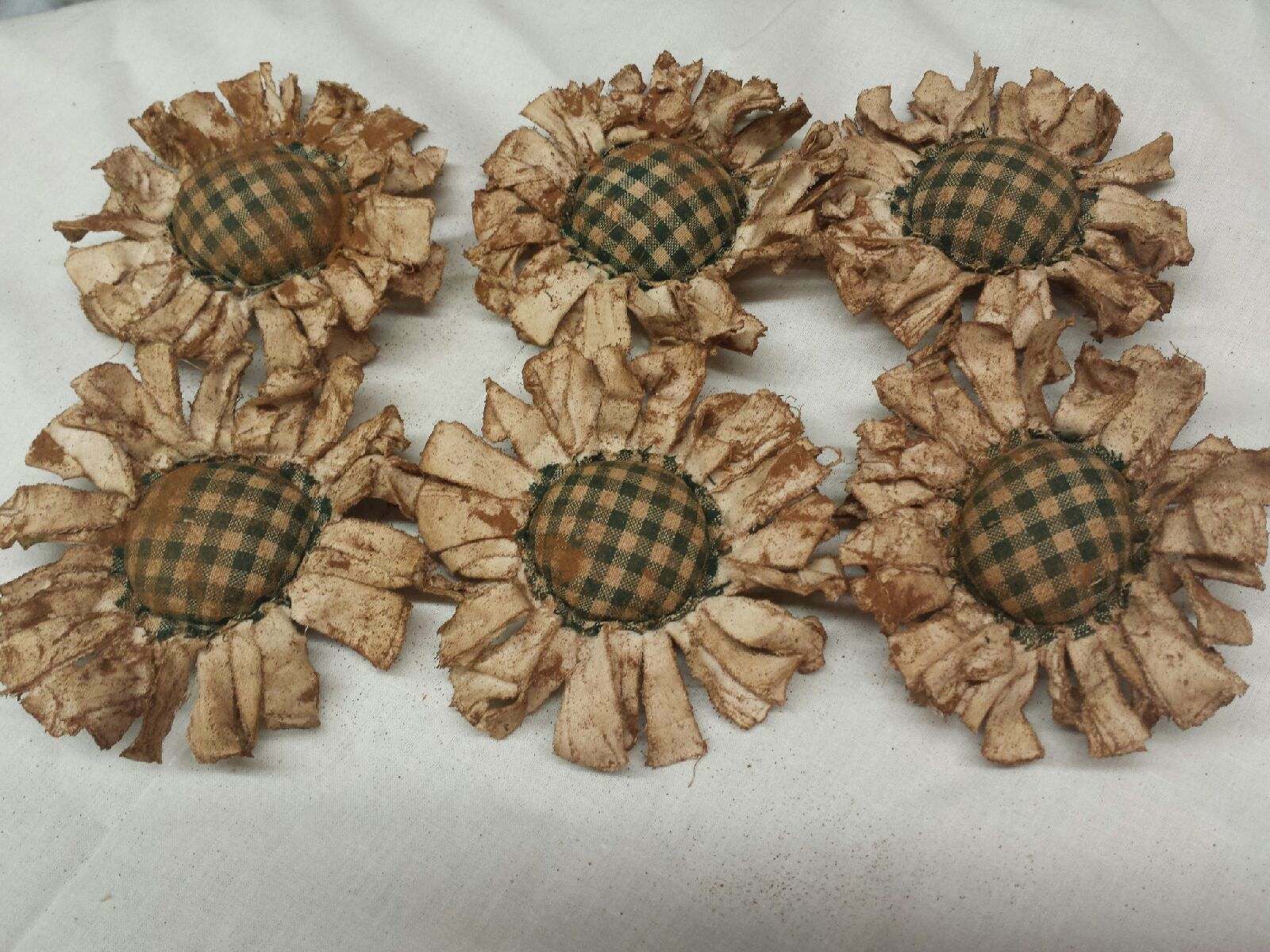 Primitive Bowl Fillers/Flowers/Green Plaid Center/Grunged