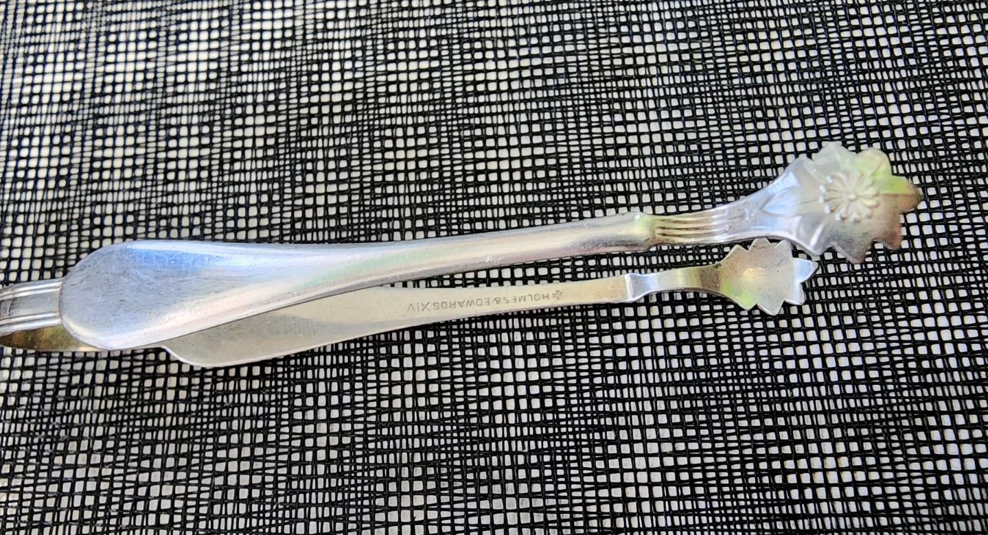 😃HOLMES & EDWARDS ANTIQUE WINDSOR SILVERPLATED SUGAR CUBE TONGS 🤍 ◽️