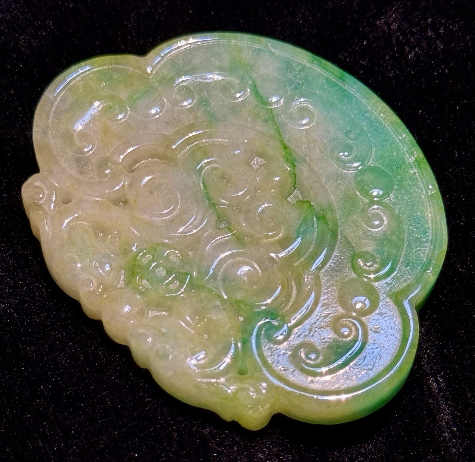 SUBLIME NATURAL BURMESE JADEITE JADE A EMERALD GREEN CARVED RUYI LOCK PENDANT