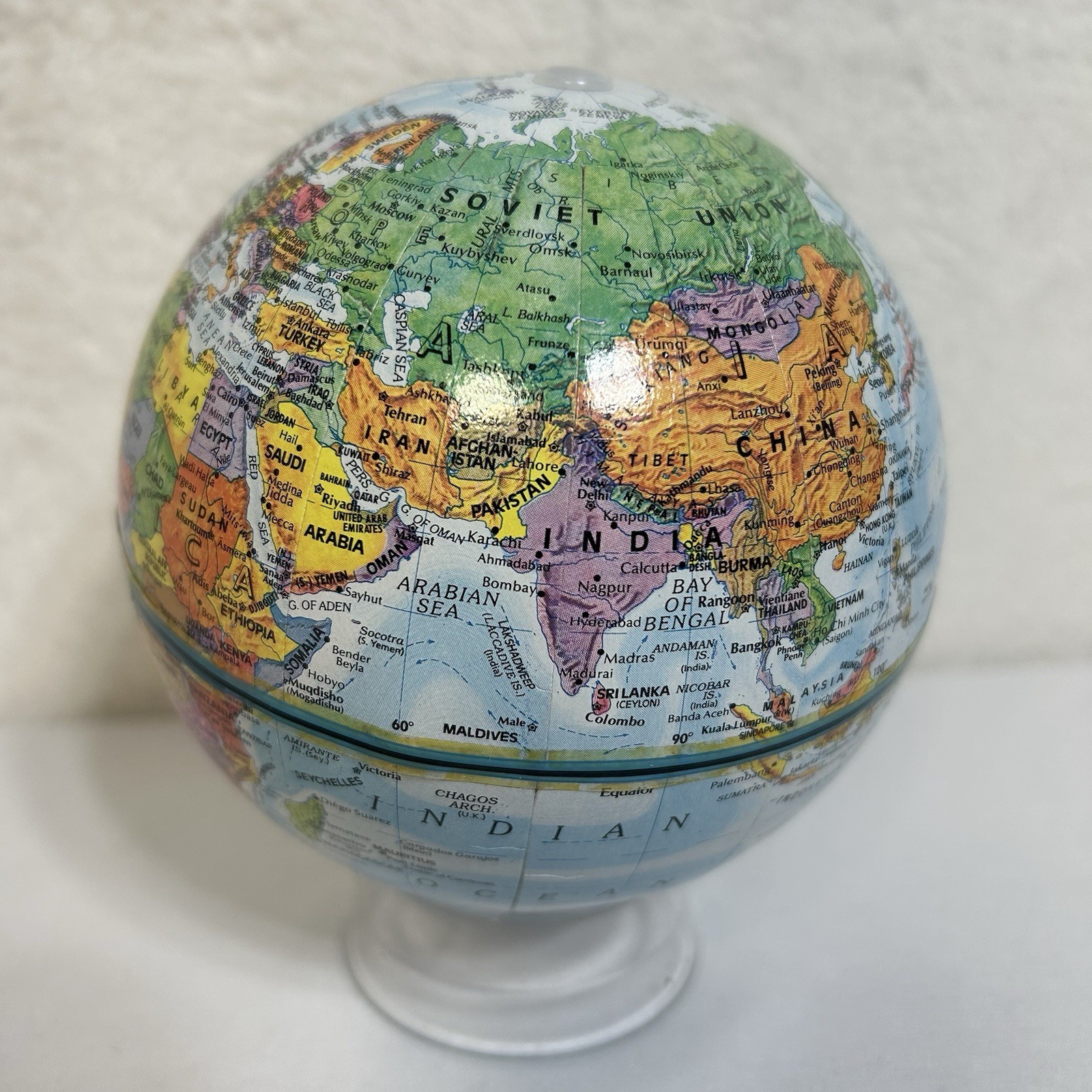 Replogle World Escort Series Globe with Plastic Magnifying Stand 4.7” Diameter
