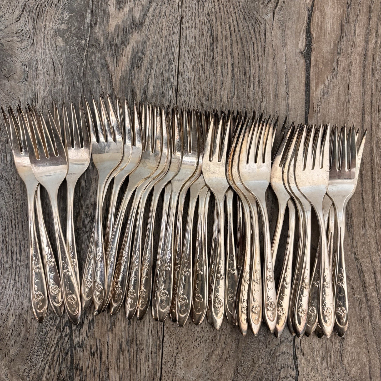 34 Pcs MERIDEN SILVER PLATE CO Forks BELOVED PATTERN