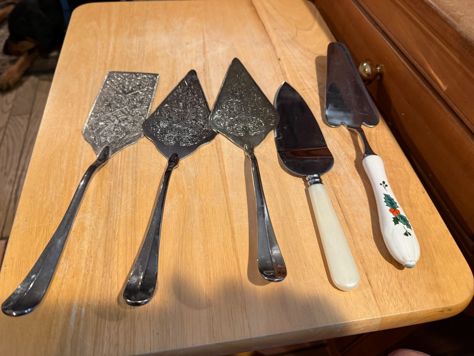 5 Vintage Cake Cutters 3 SILVER PLATED 1 FAUX ENAMEL HANDLE 1 MIKASSA XMAS HANDL