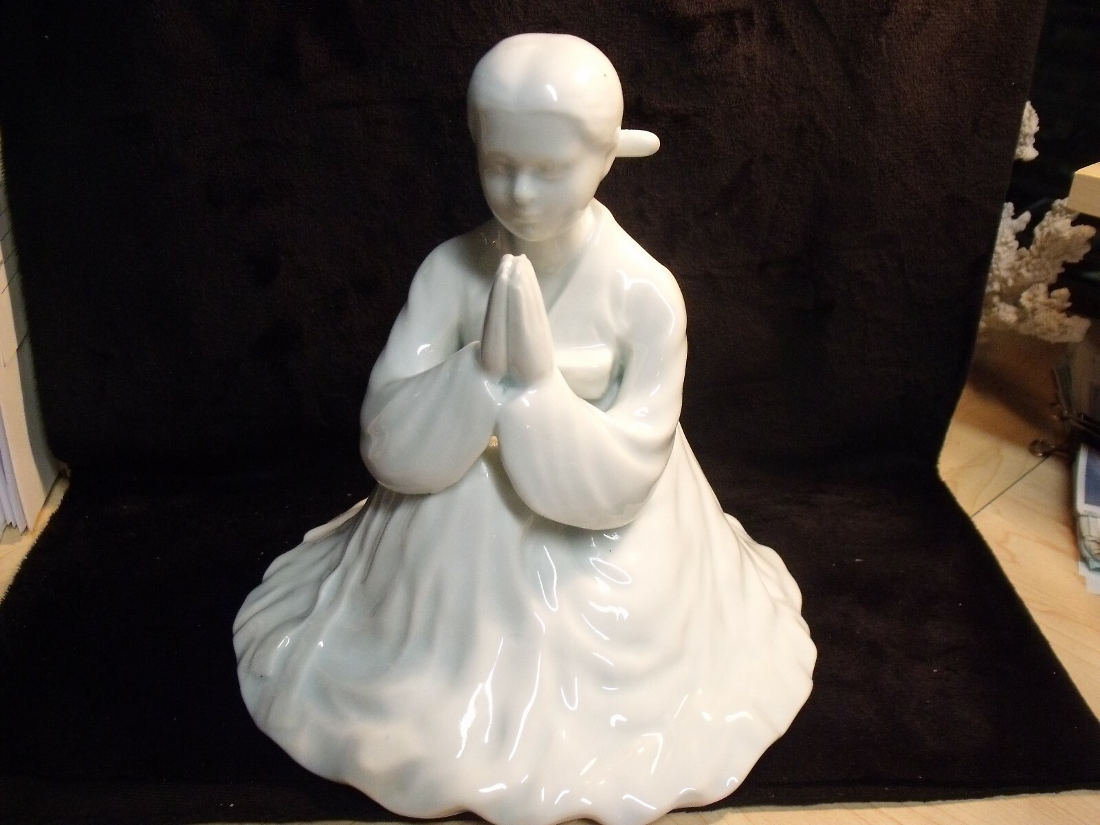 Vintage Chinese Kwan / Quan Yin 8 1/2″ Praying Woman Figurine ~ Minty ! Hallmark