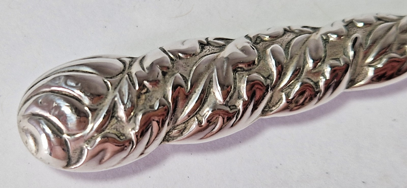 ANTIQUE SILVER HANDLED SMALL BUTTON HOOK – EMBOSSED ACANTHUS LEAVES – 1927
