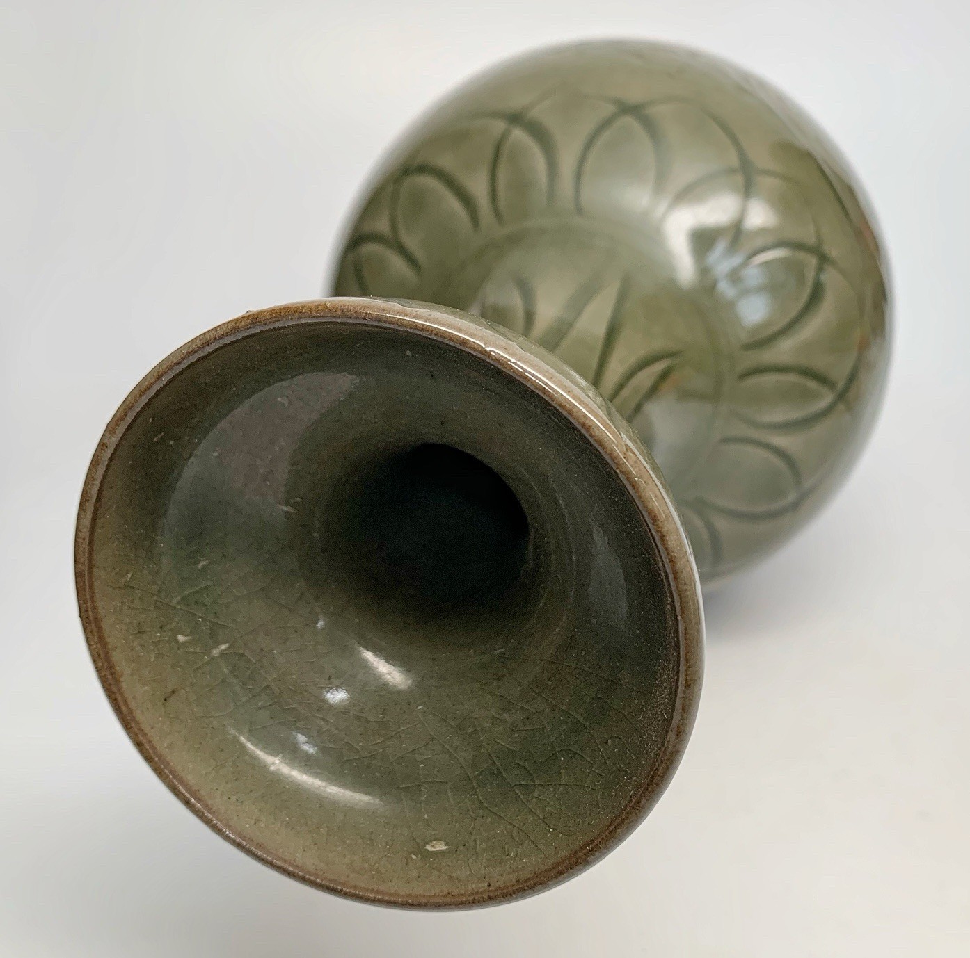 耀州窑《刻花牡丹纹盘口瓶》（高33.5腹14口8底7.5cm）