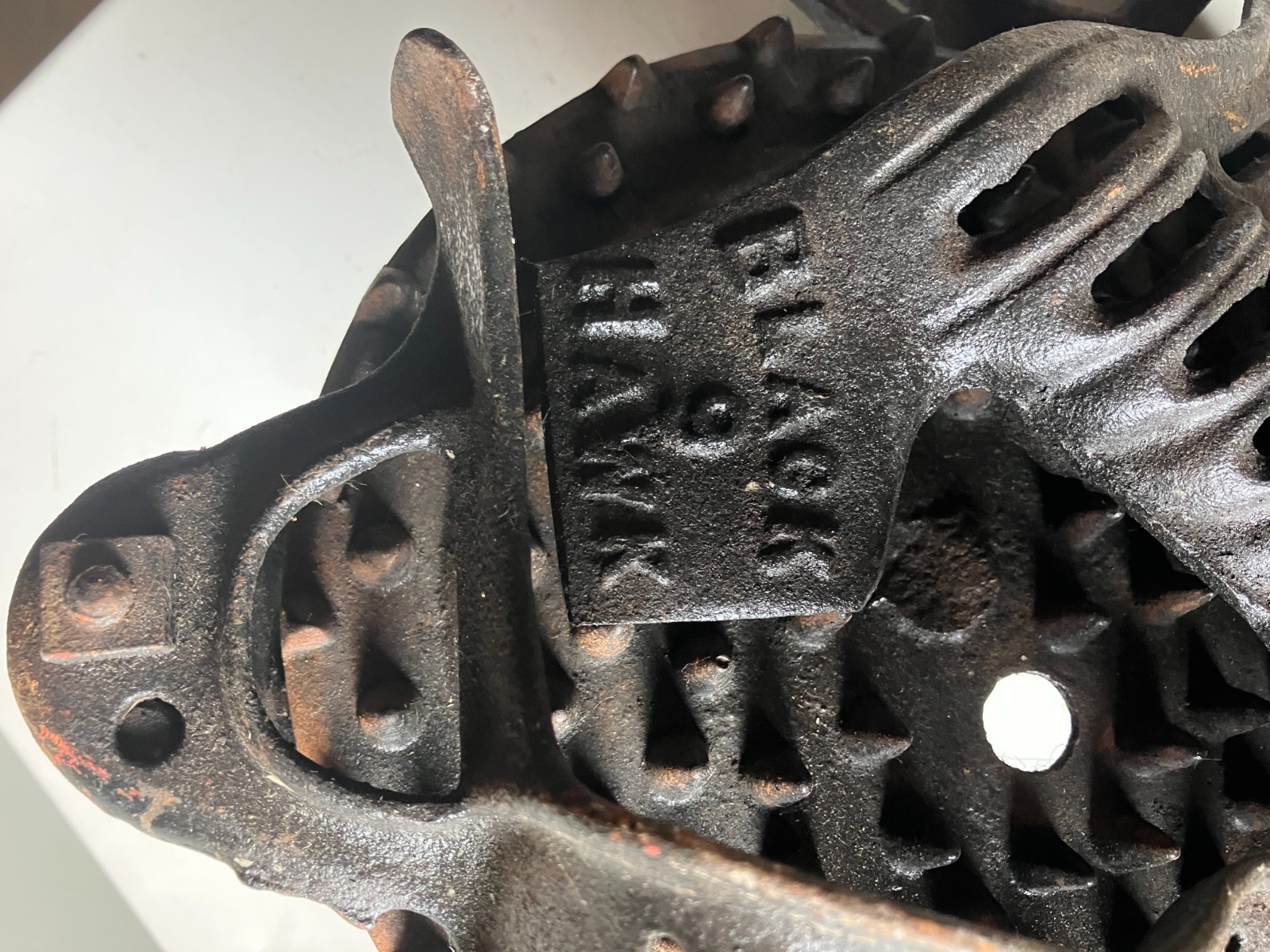 BLACK HAWK – CAST IRON CORN SHELLER – AH PATCH MODEL – 1903A – VINTAGE
