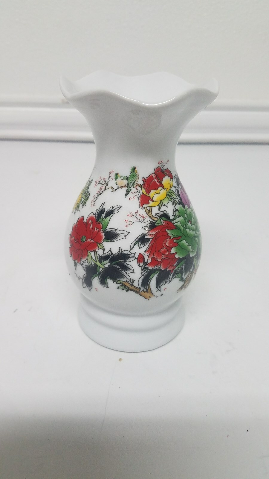 Beautiful QIANLONG SEAL MARK Chinese Flower Vase. 5″ 3/4 Tall – Unknown History