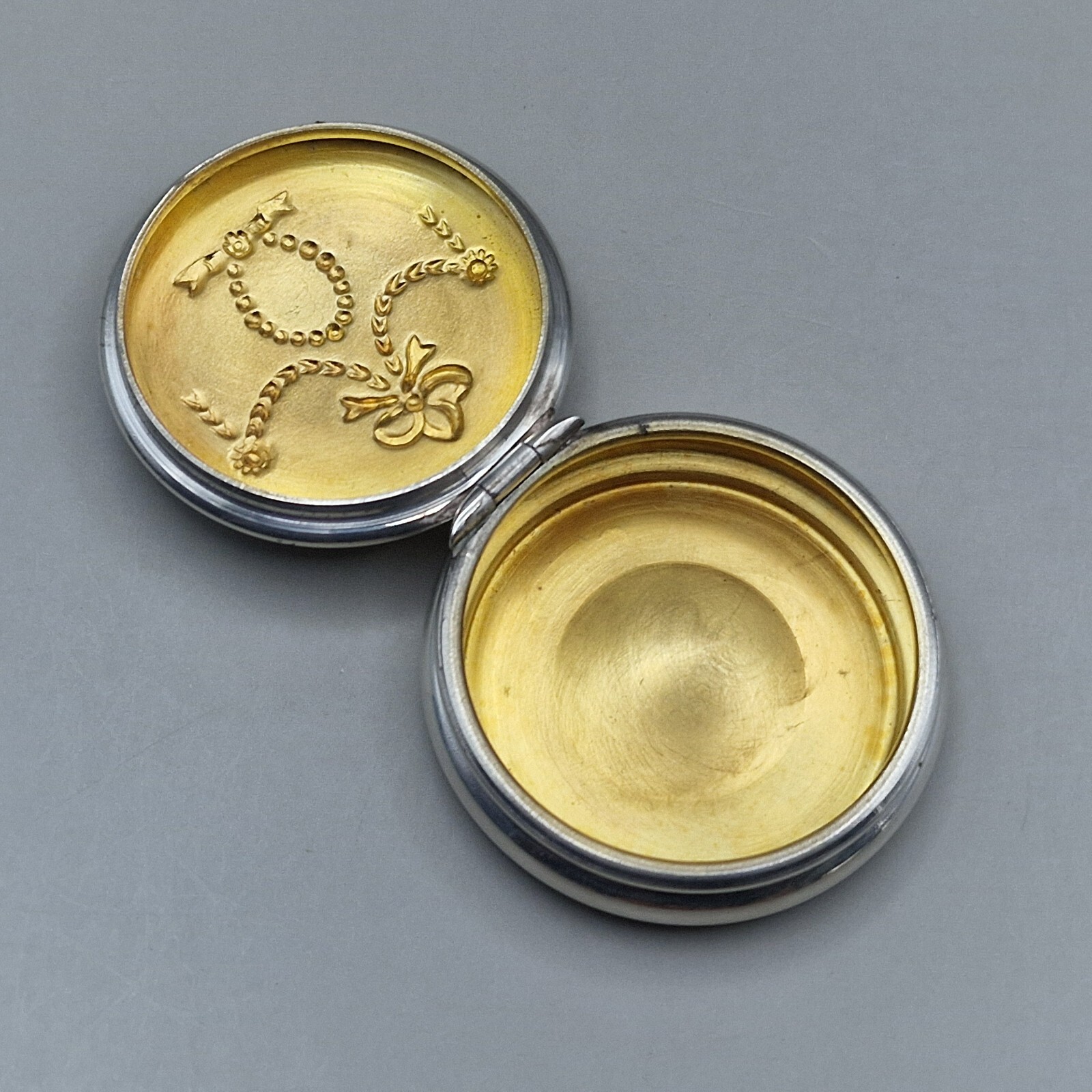 Superb Solid Silver Snuff/Pill Box by Carr’s of Sheffield Ltd Sheffield 1994