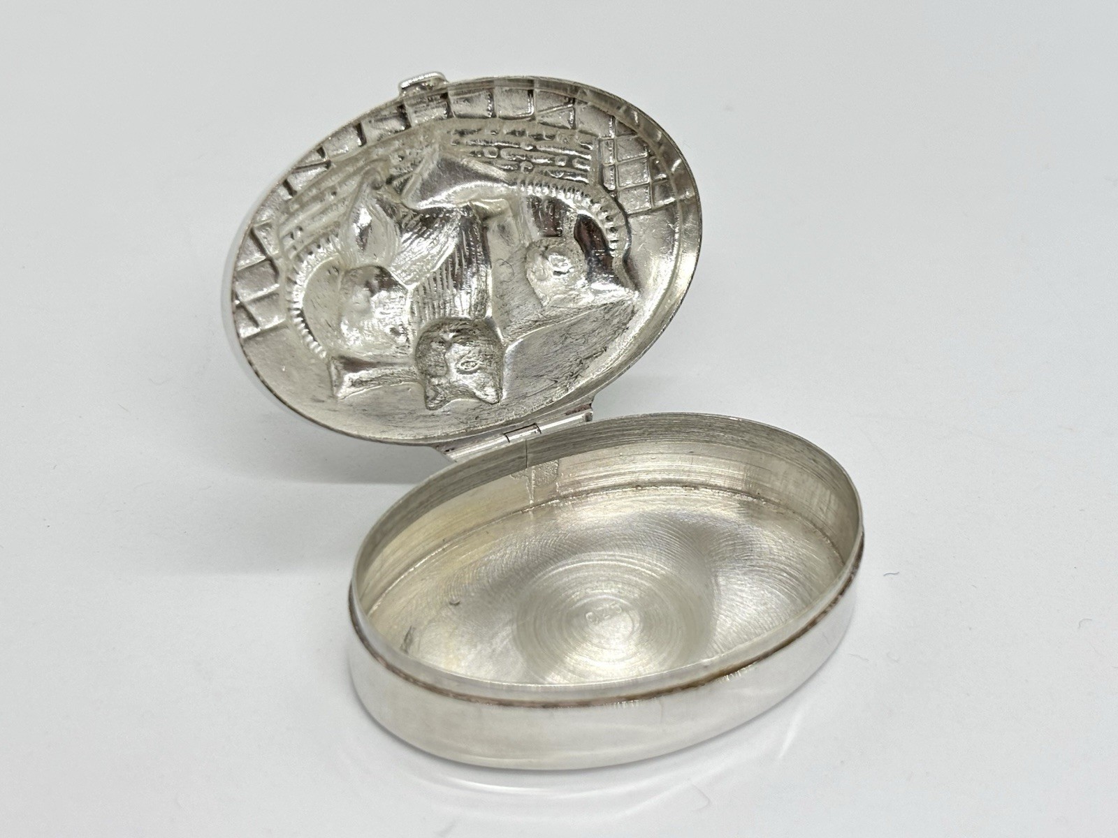 Solid Sterling Silver Pill Box / Trinket Case – Cat / Kittens in basket – 17.7g