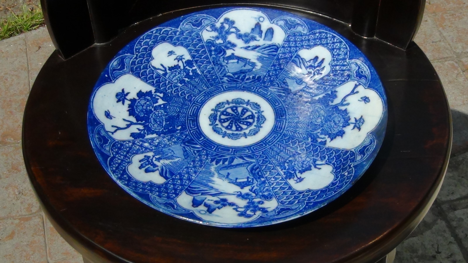 ANTIQUE 19C CHINESE BLUE PORCELAIN PAINTED PLATE WITH FAN SHAPE MEDALIONS
