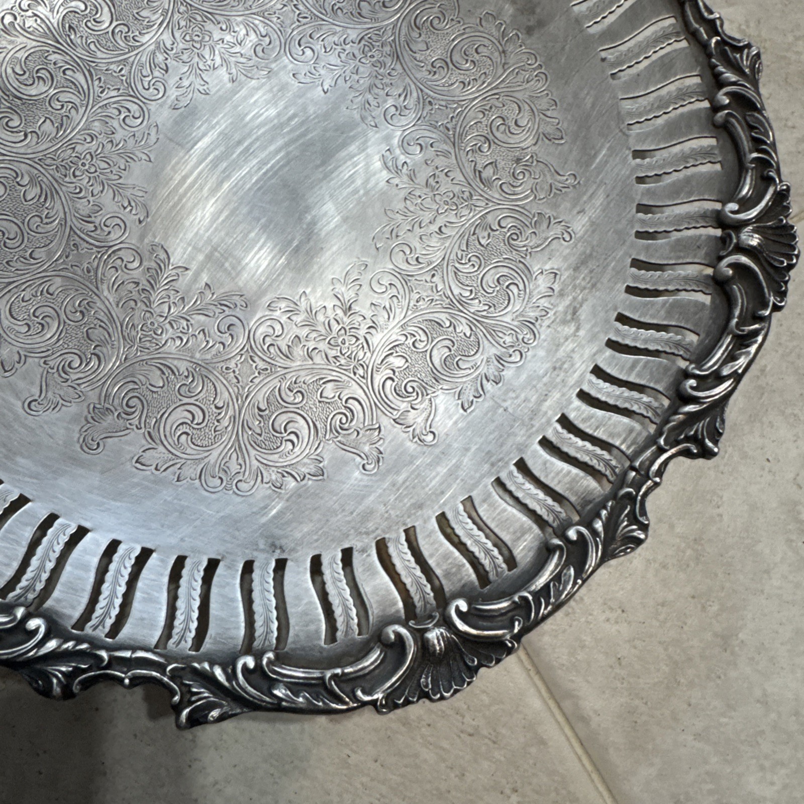 Oneida Silver Plated Round Footed Serving Plate D: 9 7/8”