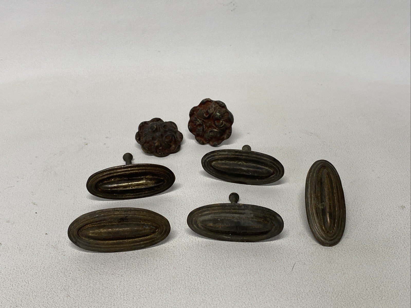 Lot Brass Antique Hardware MCM Knobs Oval & Medallion 7pcs Heavy #10 C5