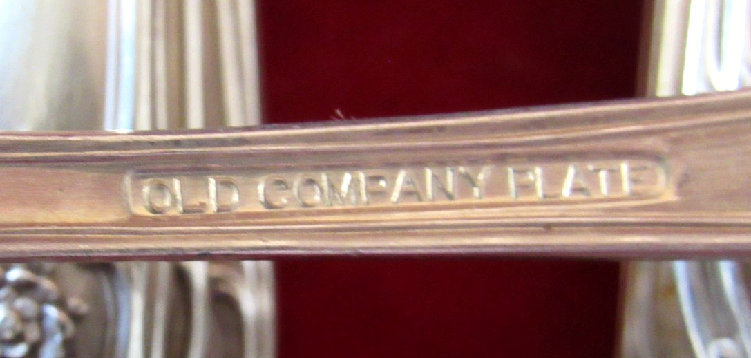 109 Pc Old Company Silver Plate Flatware Signature Rose Set Org Wood Case MONO K