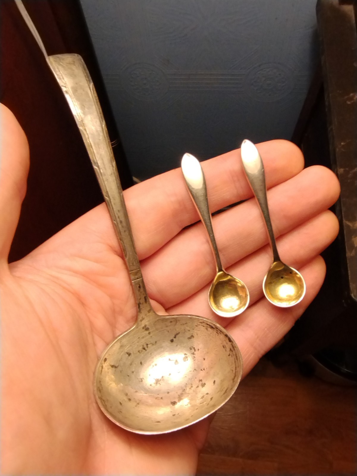 (42 GRAMS) SCRAP STERLING SILVER LOT..EASTERLING LADLE (TARNISHED), SALT SPOONS