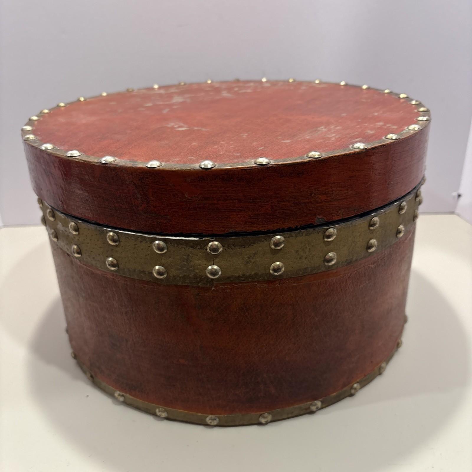 VTG 12.25″ Wood Medium Round Brown Leather Hat Box With Lid, Rivet Design. M-57