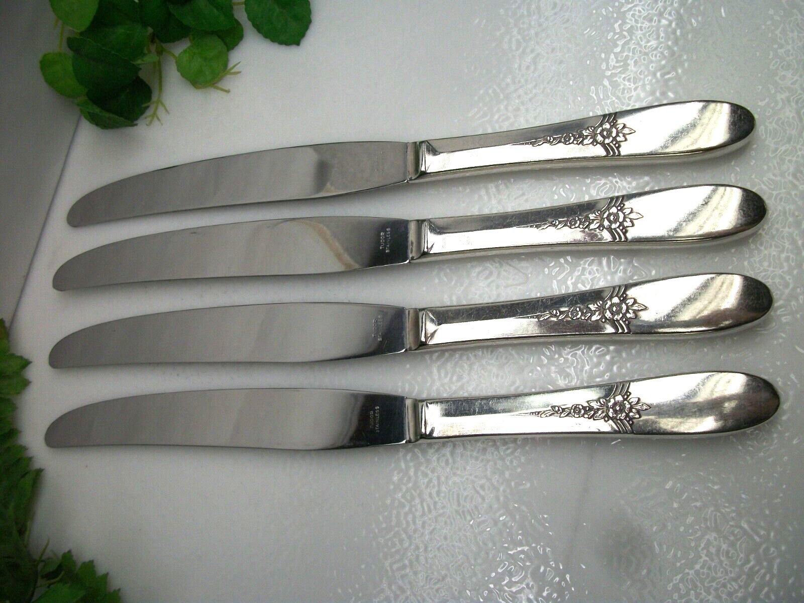 4 Oneida Tudor Plate FANTASY Silverplate 9 3/8″ Dinner Knives 1941