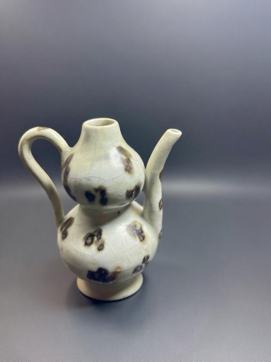 Antique Yuan Dynasty Small iron-splashed double-gourd Ewer 元代青白釉飛青執壺, 14 century