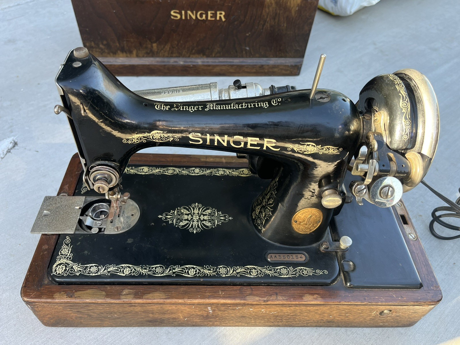 Vintage 1925 Singer Model 99 Sewing Machine With Knee Lever & Bentwood Case