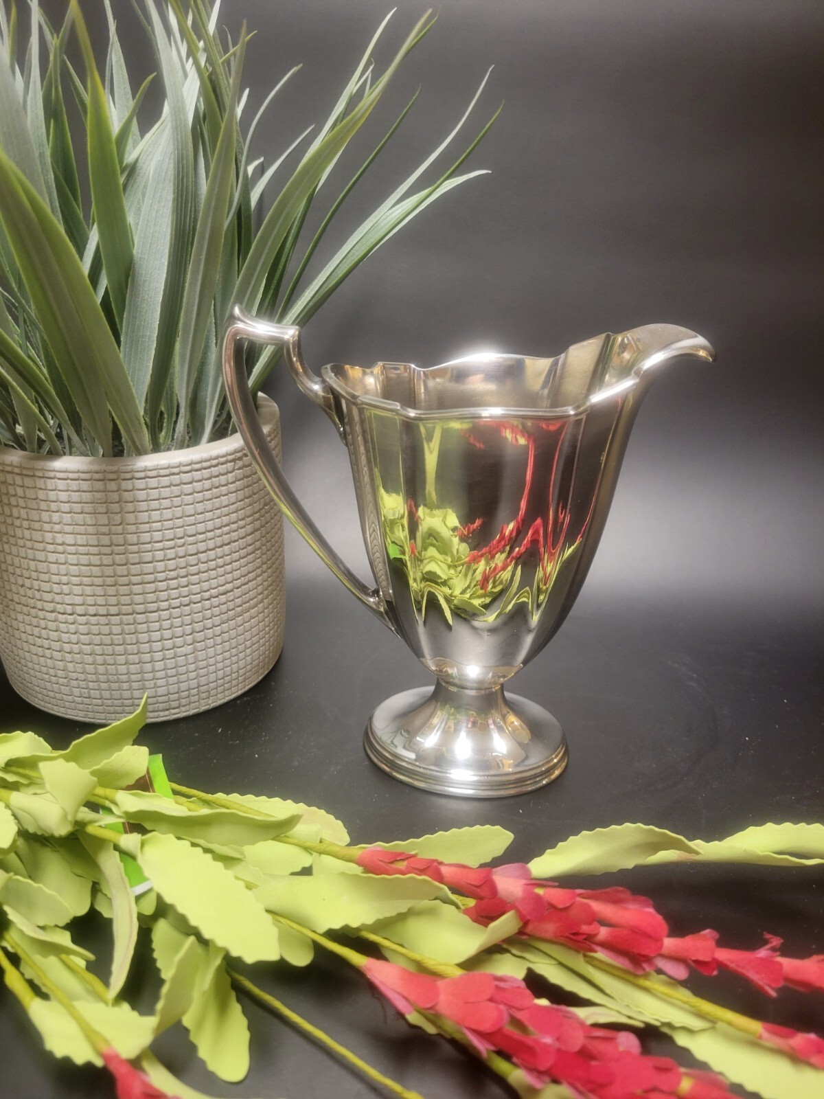 WALLACE BROS – V570 Silver Plate Creamer (Excellent Condition)