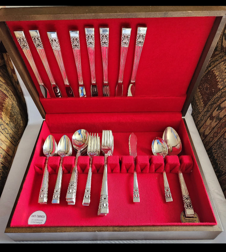 ONEIDA COMMUNITY CORONATION SILVERPLATE FLATWARE w/ BOX 52 PIECES