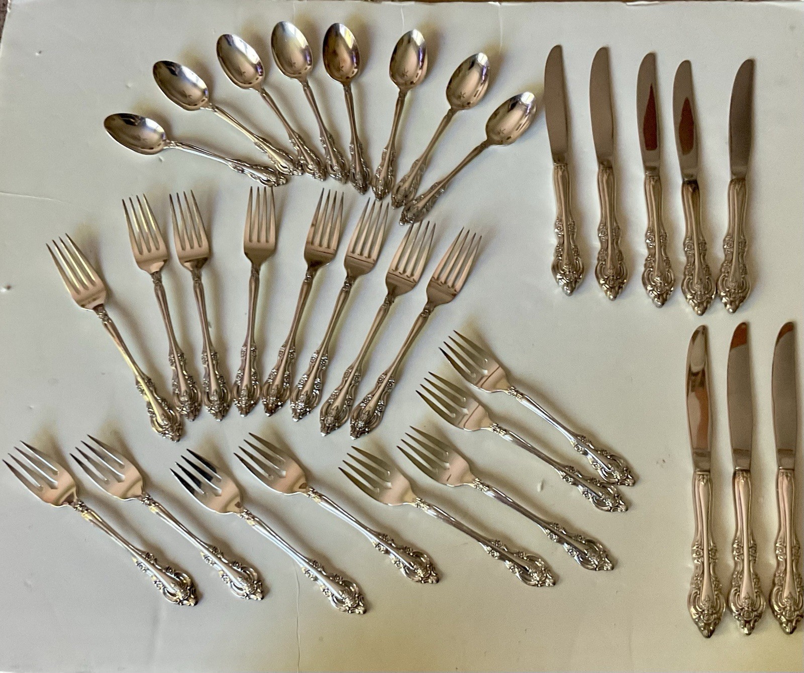 Oneida Community Stainless SILVER ARTISTRy 32 Pc Flatware SERVICE FOR 8