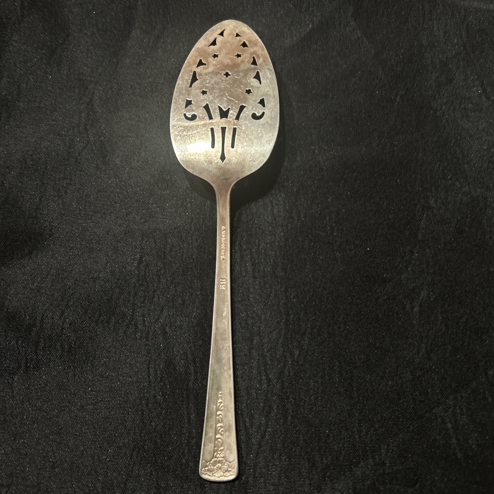 Wm Rogers & Son (International) Solid Pierced Pie Desert Server 9 1/2″ Blossom