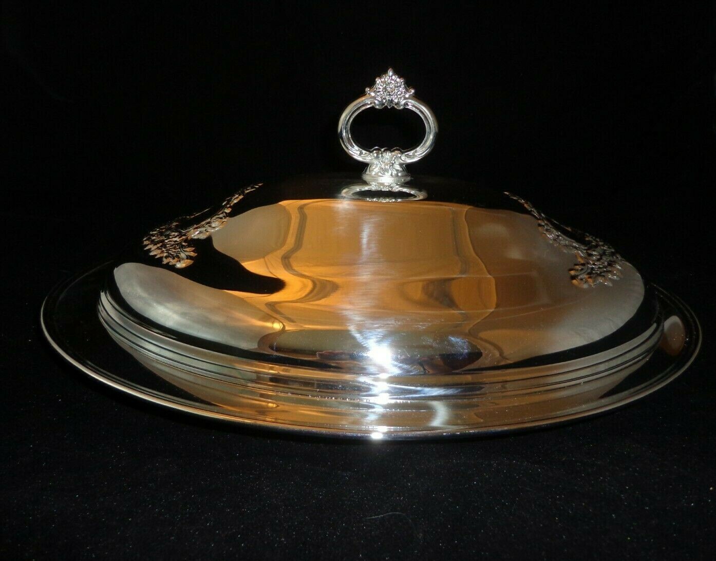 Oneida Castle Court Silverplate Oval covered Casserole with Glass Insert