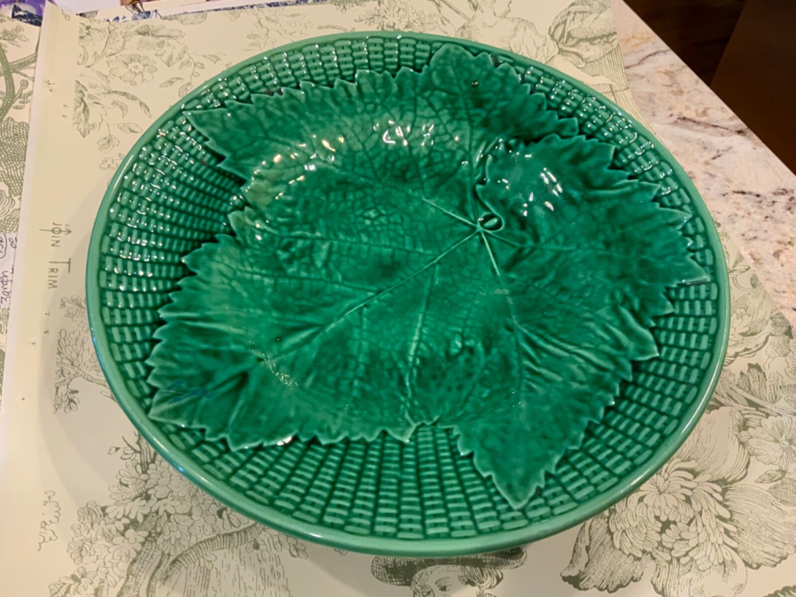 English Victorian Round Green Majolica Leaf Comport Cake Stand