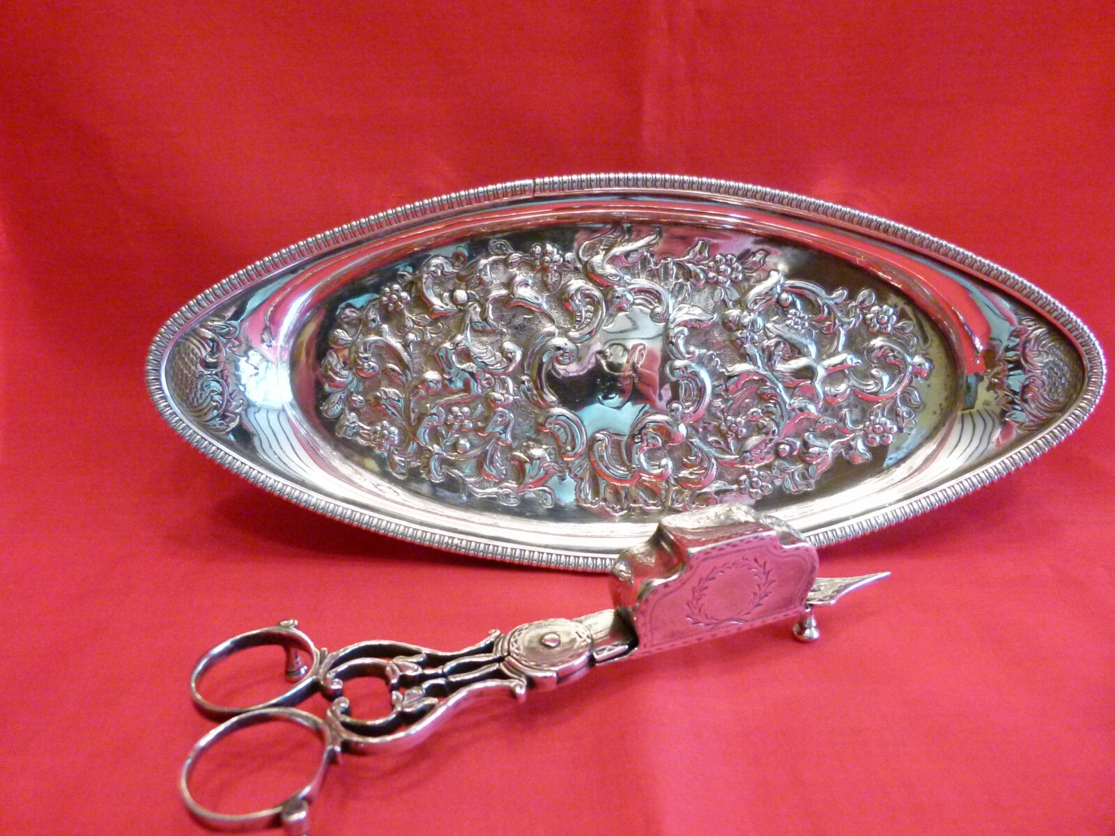 RARE GEORGIAN 1779 SOLID SILVER CANDLE SNUFFERS & TRAY,JOHN EMES & JOHN BARKER.