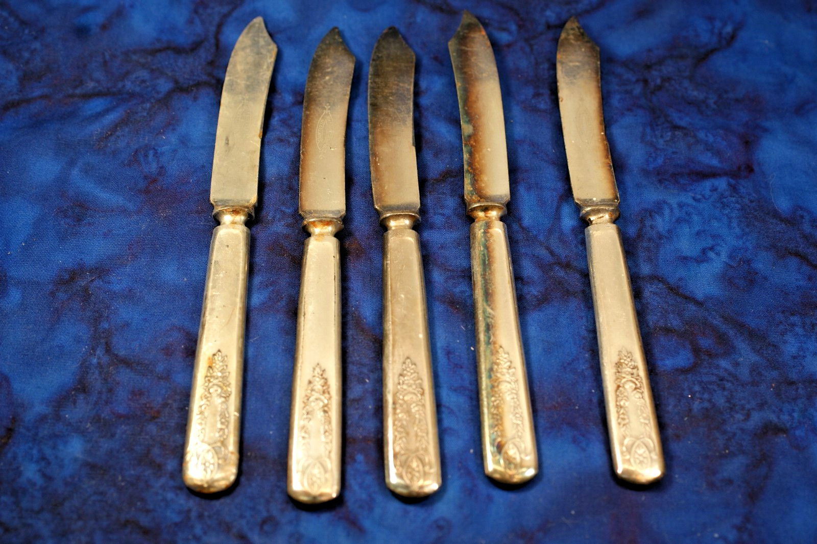 L26 – Vintage Silverplate, Lot of 5 Rogers Bros., Fruit Knives 6.5 inches