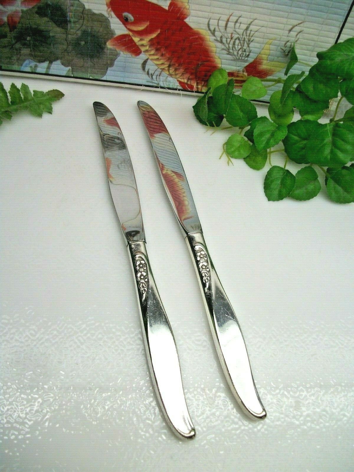 2 Oneida Silver Community WINSOME I Silverplate 9 1/8″ Dinner Knives 1959