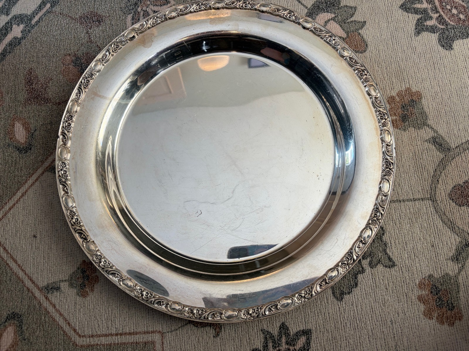 VINTAGE WM ROGERS 1911 *VICTORIAN ROSE* SILVERPLATE ROUND SERVING TRAY 13 1/4″