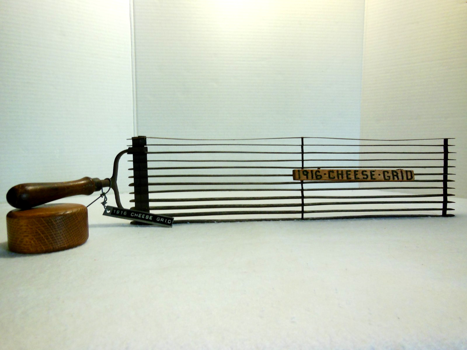 ANTIQUE VINTAGE 1916 WOOD HANDLED METAL CHEESE GRID UNIQUE!
