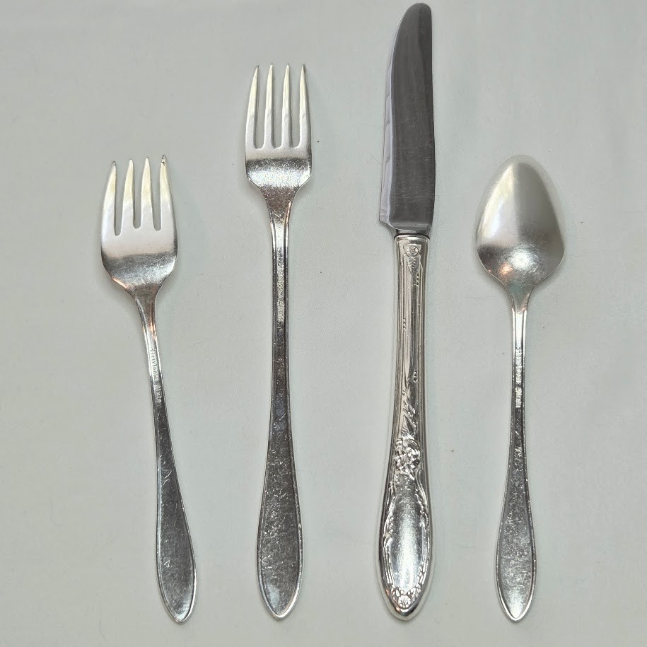 Oneida Chateau 1934 Heirloom Silverplate 4 Piece Place Setting Forks Spoon Knife