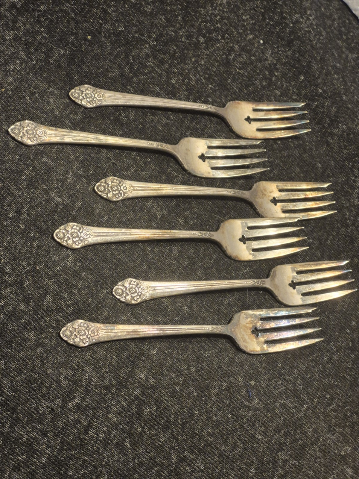 1881 rogers oneida silverware. PLANTATION 6 Salad, Dessert Forks. 6.5″ In Length
