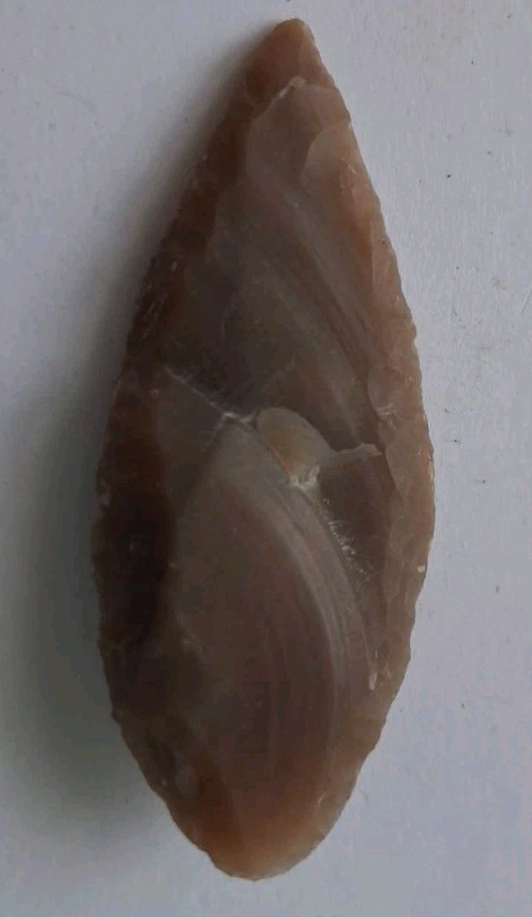 NEOLITHIC FLINT LEAF-SHAPED ARROWHEAD. STONE AGE BRITAIN 4000-3000 B.C. 49 mm.