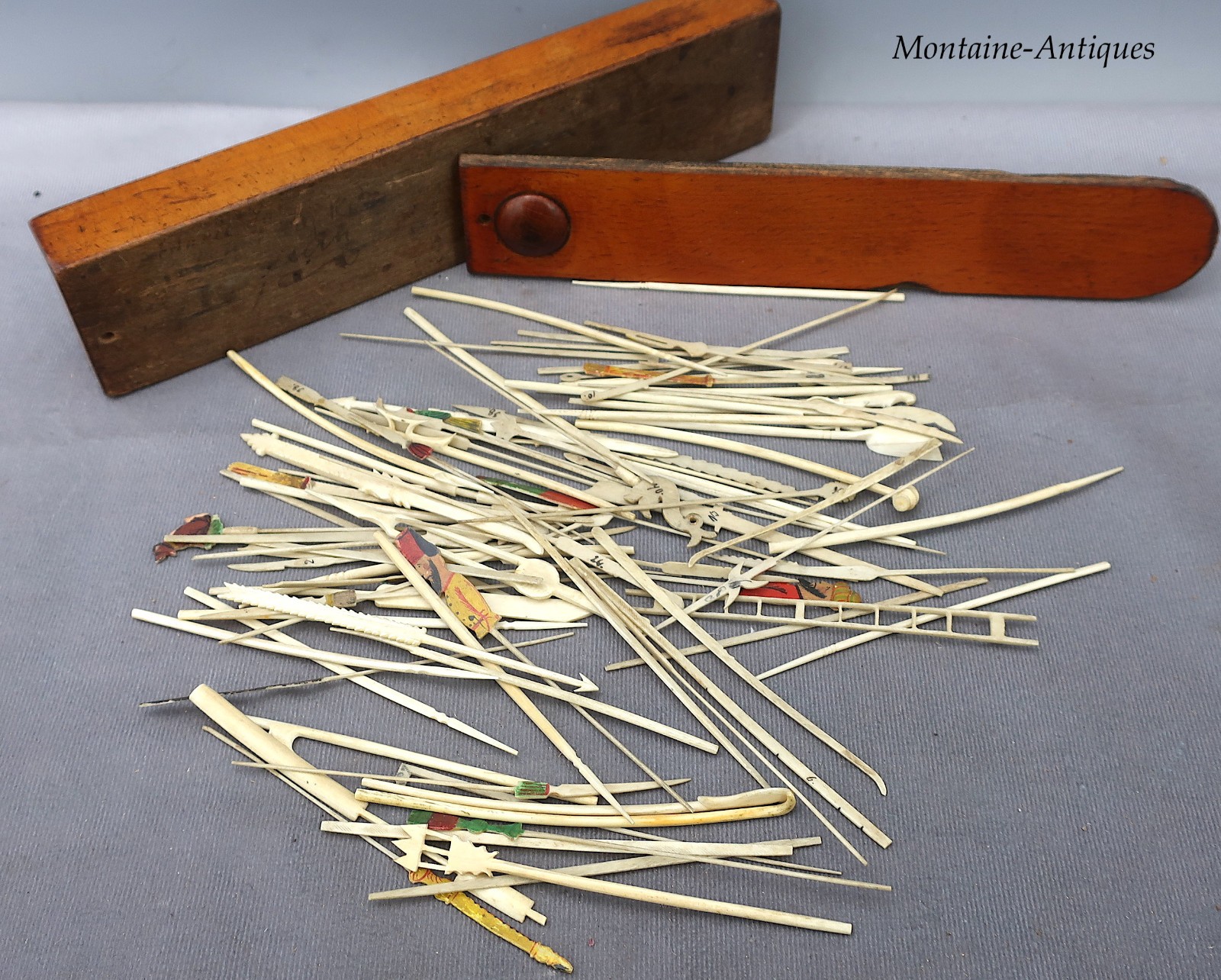 Slide Lid Box with Bone Spillikins 19th century