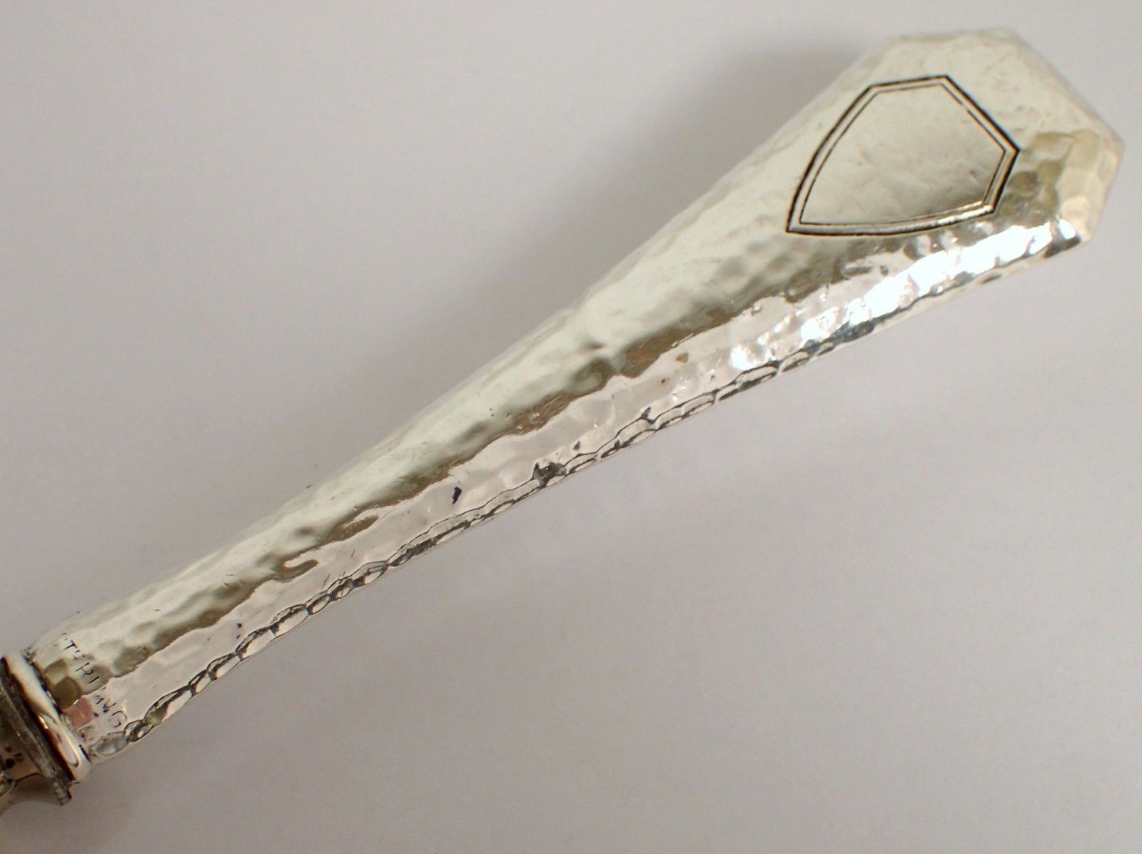 Vtg Hand Hammered Crest Shield Sterling Silver Handle 9 7/8″ Cake Pie Server