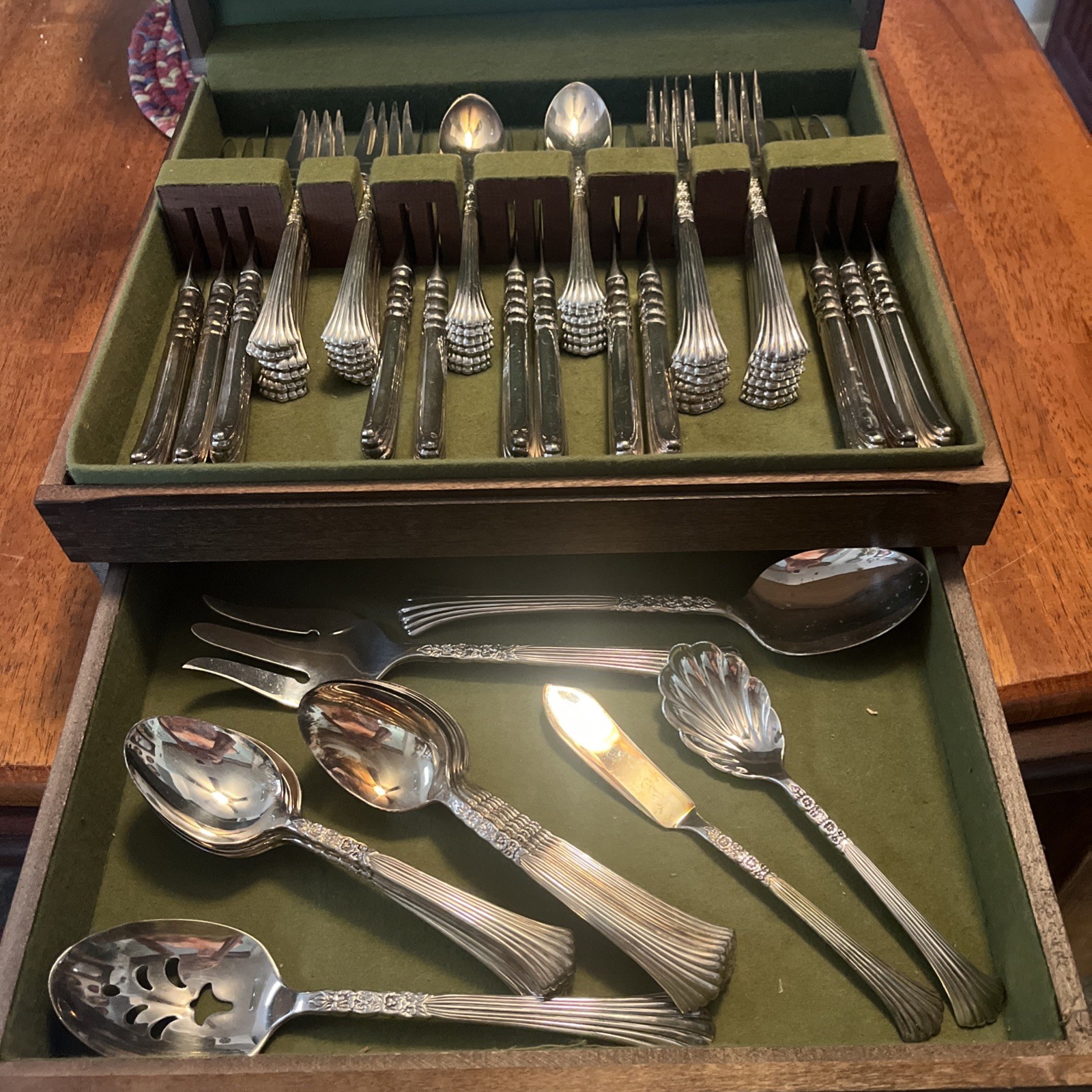 Oneida Floral Queen Silver-Plated Flatware Set 65 Piece -12 Place Vintage