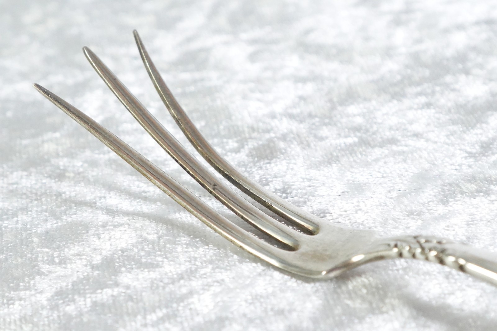 Damask Rose Pattern Heirloom Sterling Lemon Fork 14 Gr Silver By Oneida 5 1/8″ L