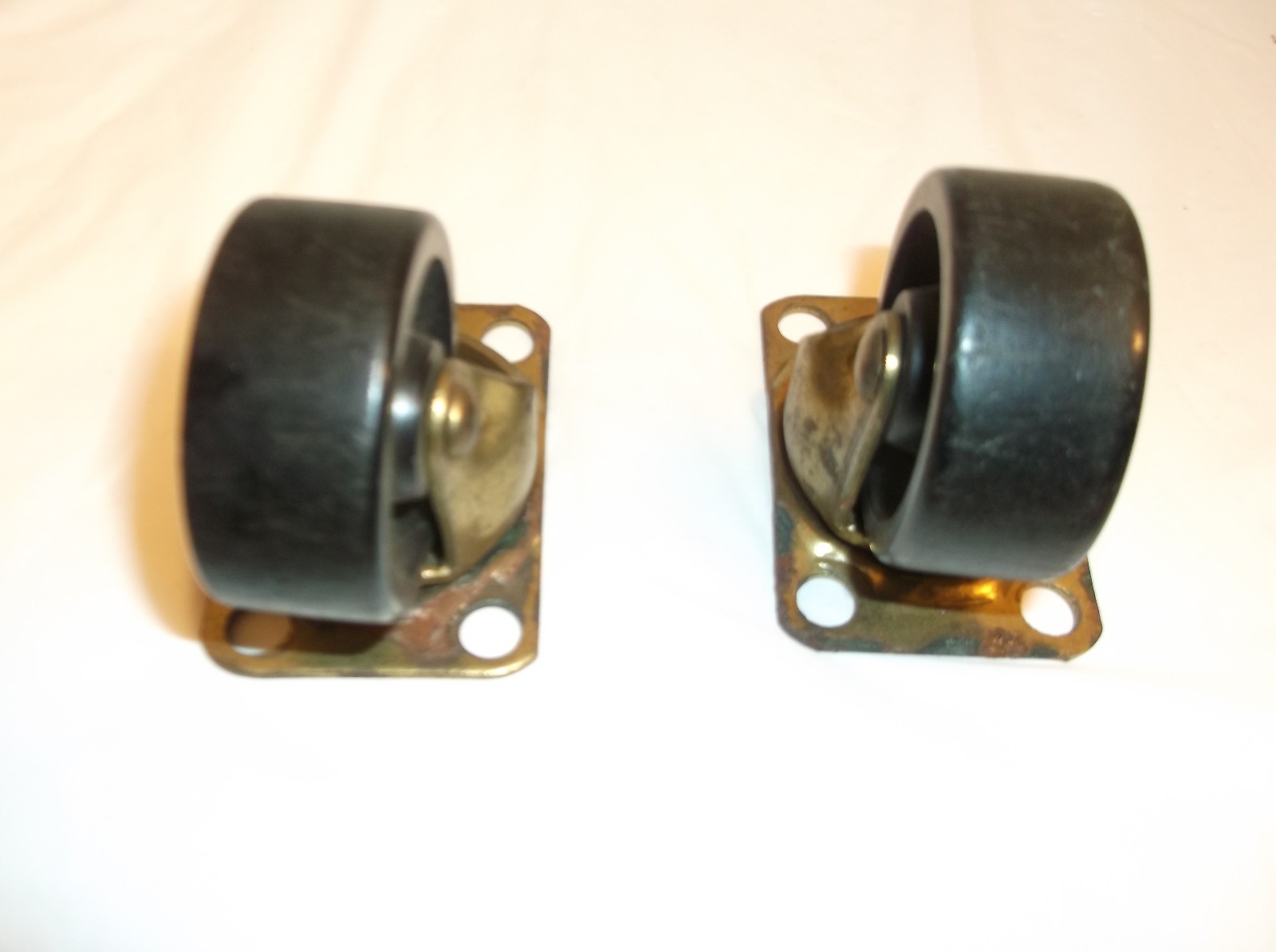 2 Vintage Swivel Furniture Castors 1-1/2″ Wheels Brass Swivels