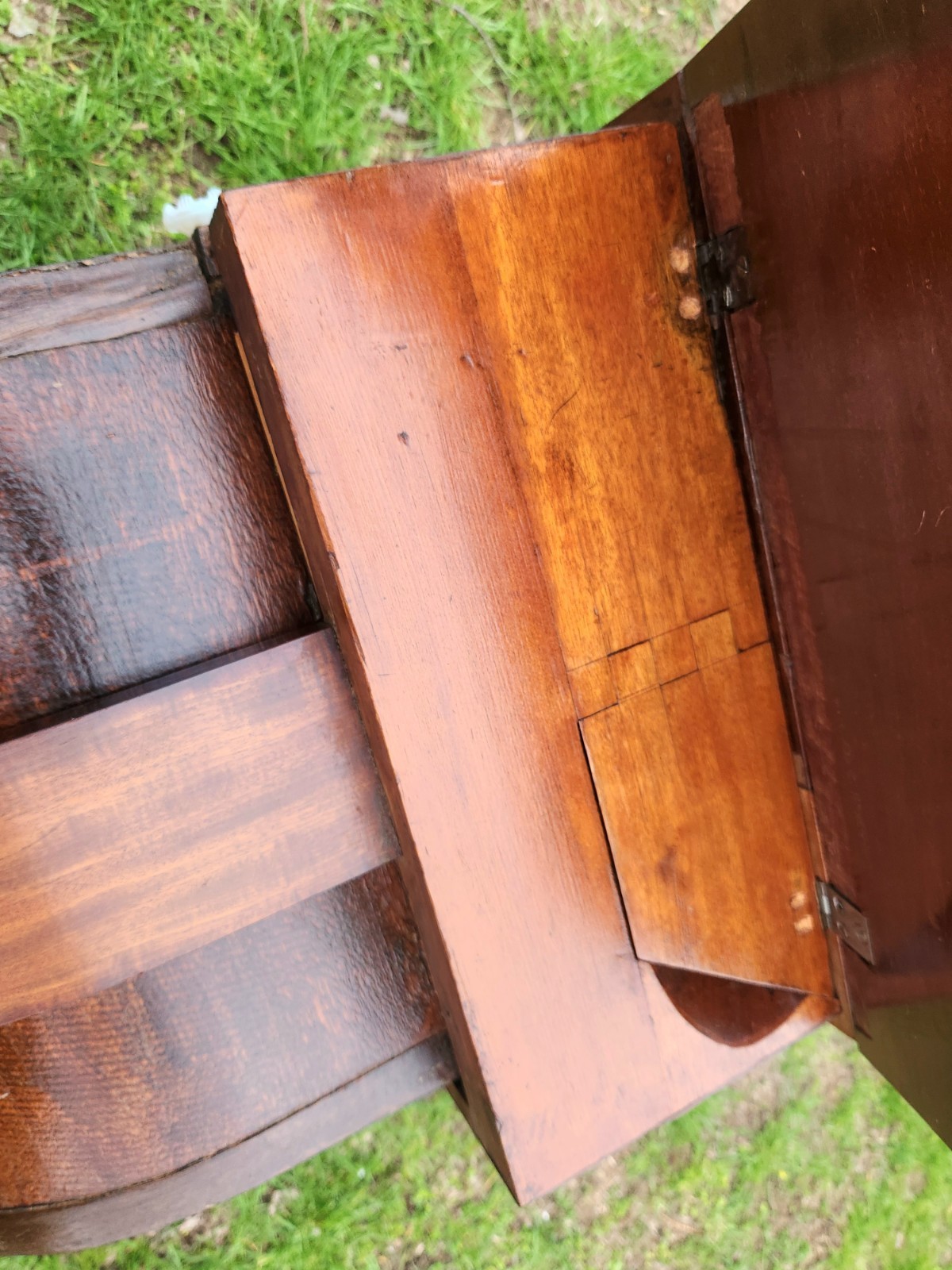 Antique American Fed Drop-Leaf Potbelly Furniture Mahogany Sewing Table Cabinet