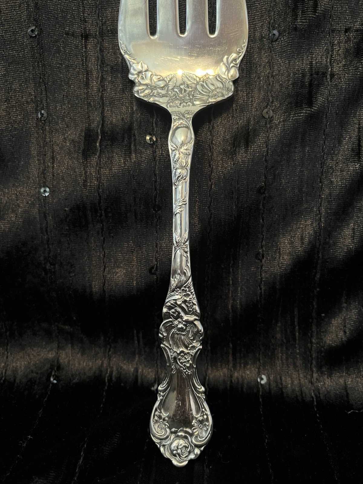 R Wallace Large Serving Meat Fork Floral Design 8 3/4” Silverplate No Mono