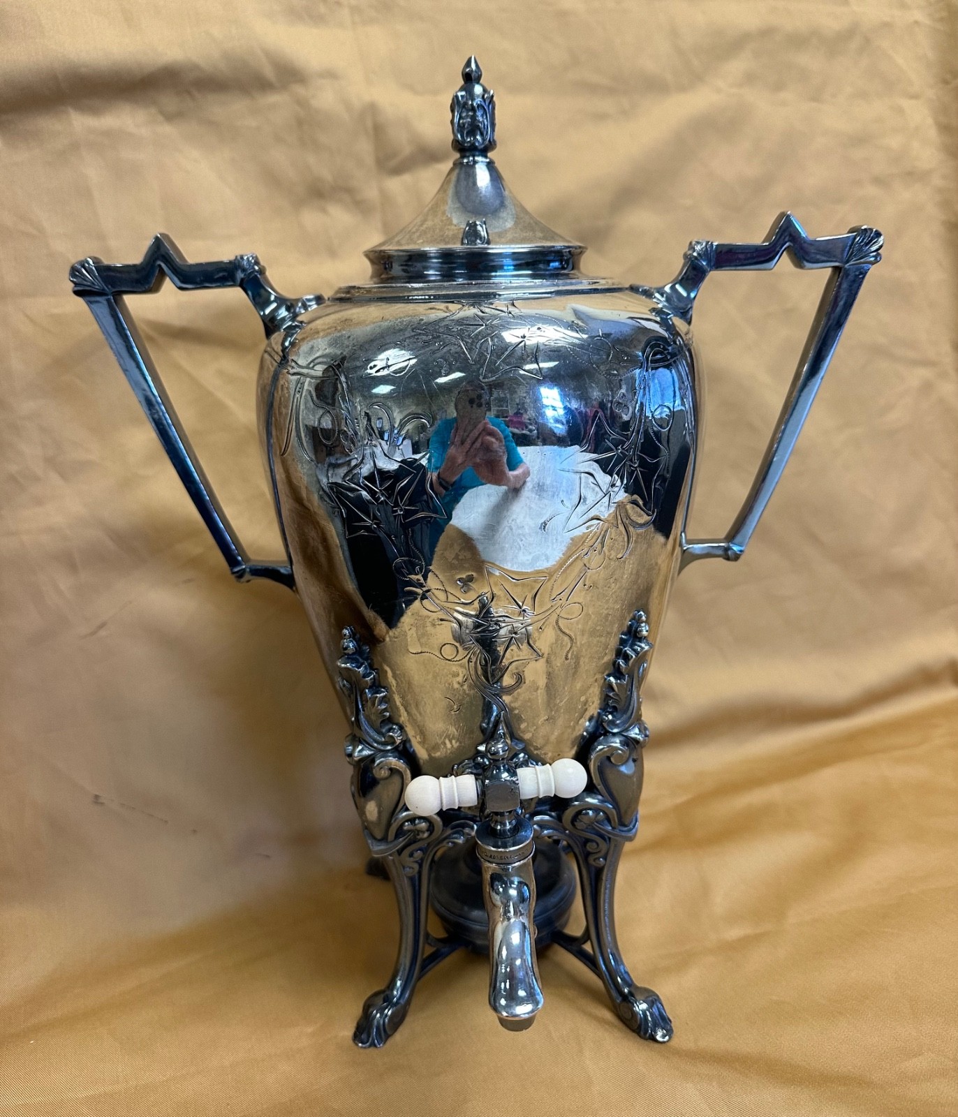 Middletown Plate Company Triple Plated Hot Water/ Tea Urn