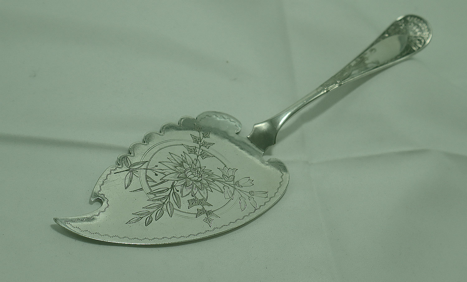 Rogers ST JAMES 1881 Aesthetic fish serving knife hand engraved blade fan motif
