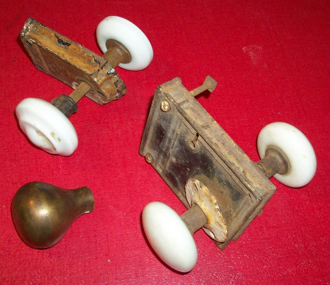 ANTIQUE VINTAGE PORCELAIN DOOR KNOBS & LOCKS & ONE BRASS OLD FARM ESTATE FIND
