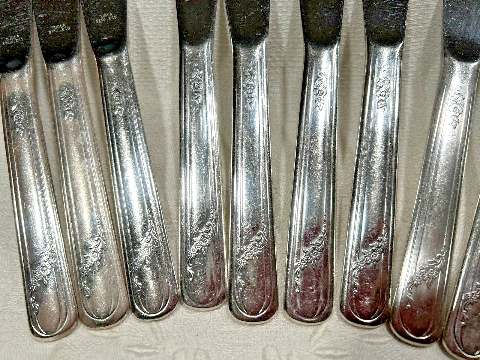 Queen Bess Oneida Community Tudor Plate 1946 Flatware Dinner Knives